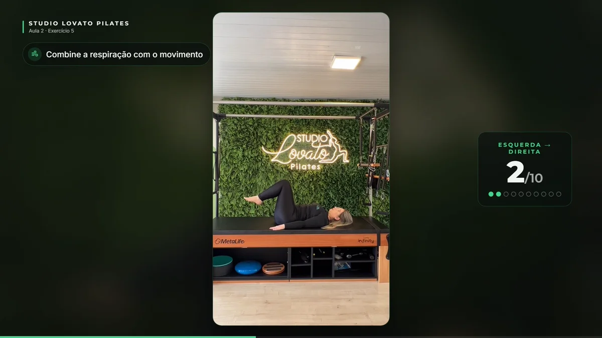 Frame da Aula 2 do curso: joelhos dobrados fazendo pequenos círculos, com o card de instrução “Pequenos círculos com os joelhos” e o contador de repetições na tela.