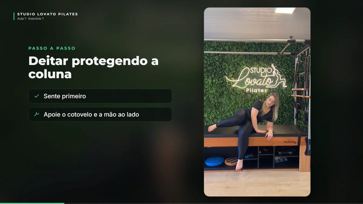 Frame da Aula 1 do curso: Pricila deitada no tapete, fundo verde-escuro, com o card de instrução “Deitar protegendo a coluna” na tela.